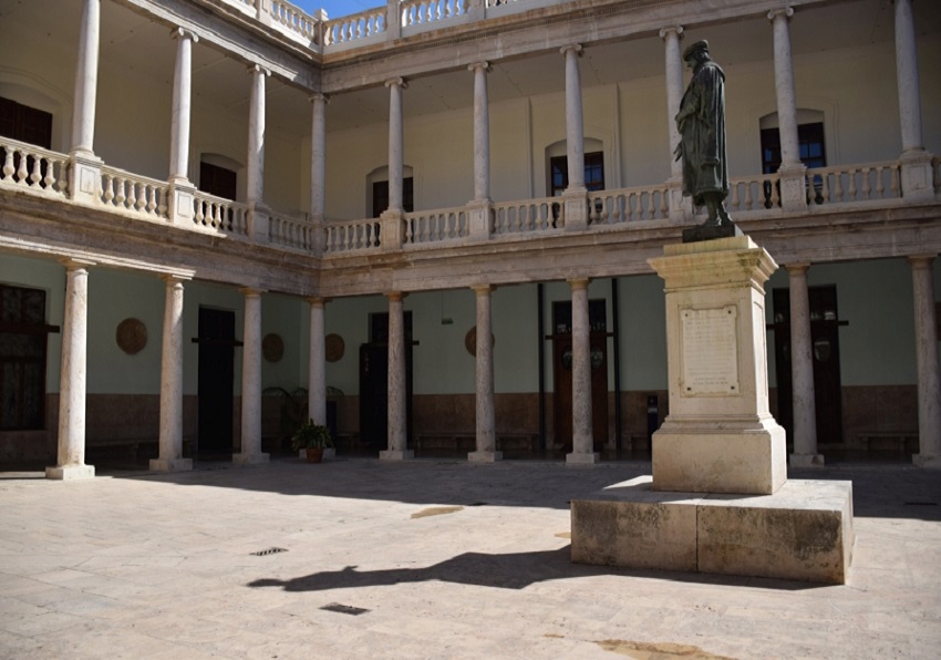 Estàtua de Joan Lluís Vives al Claustre del Centre Cultural La Nau